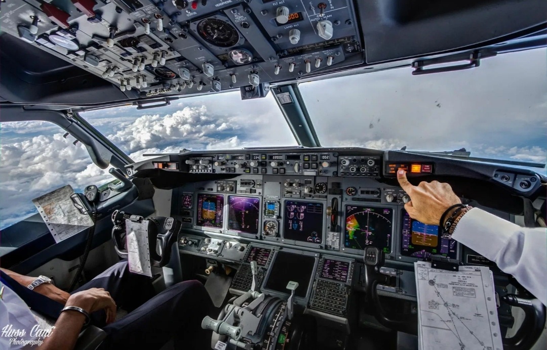 Кабина самолета Boeing 747-800.