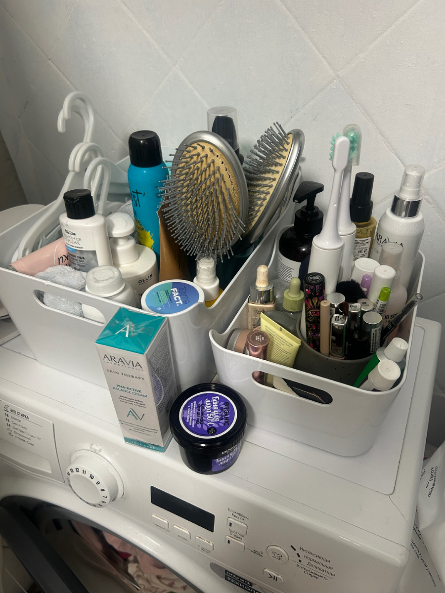 Вот такой организованный беспорядок на стиралке я планирую разобрать в первую очередь.