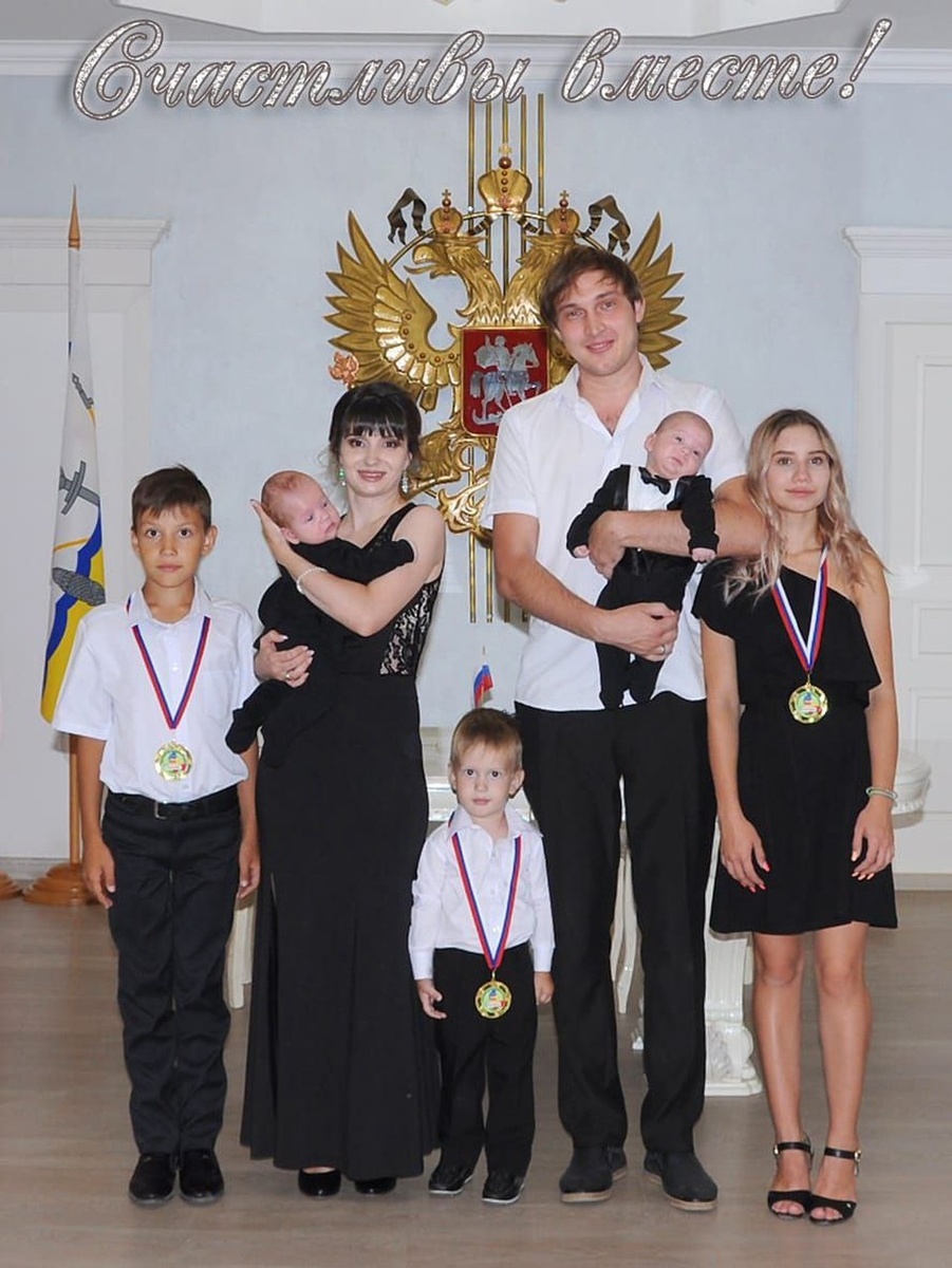 Муж и жена уже воспитывали дочь и четверых сыновей, когда поняли, что для полного счастья им не хватает еще одной девочки. Фото: из архива семьи