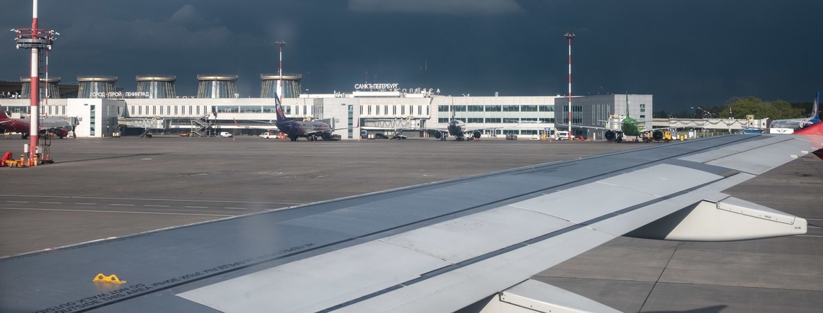    Самолёты стоят на стояке аэропорта Пулково в Петербурге Автор фото: Михаил Тихонов / "Деловой Петербург"