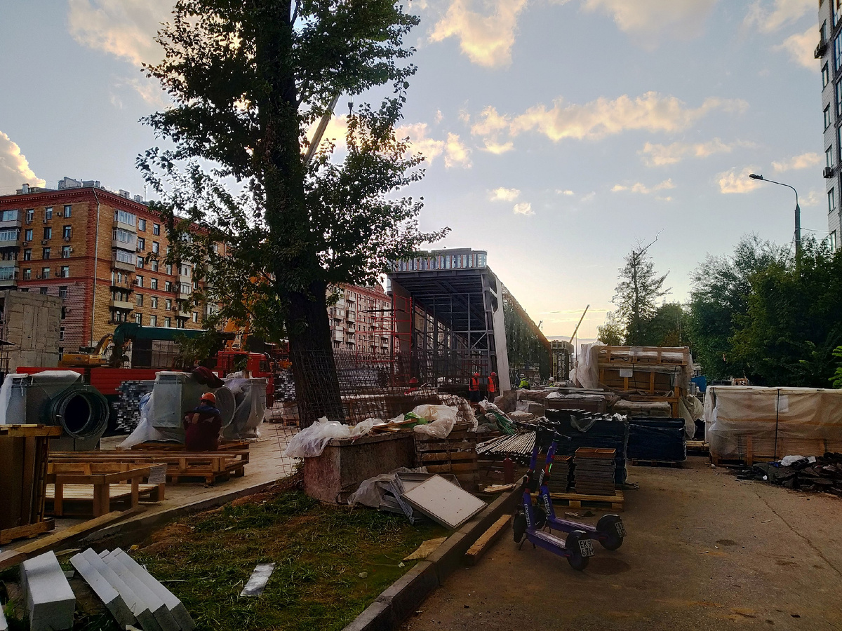 Входной вестибюль ст. "Академическая" в августе 2025 года, фото автора
