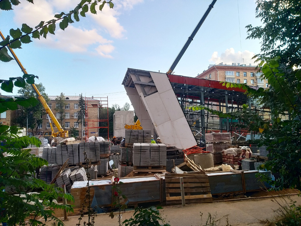 Входной вестибюль ст. "Академическая" в августе 2025 года, фото автора