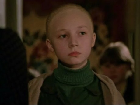 фальшивая лысина Кристины Орбакайте. Вообще, фильм хоть и считается хорошим, но книга на мой взгляд лучше / Кинопоиск