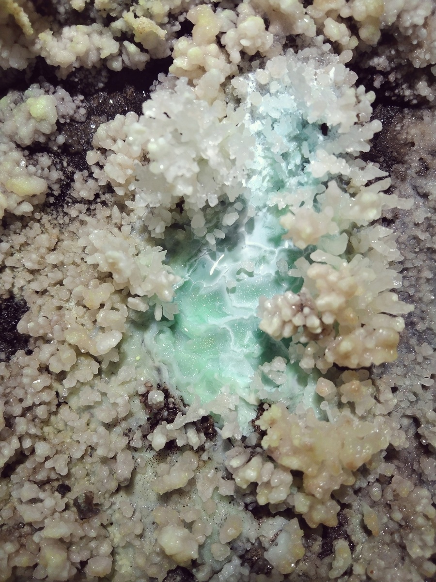 Арагонит с циппеитом и шрекингеритом