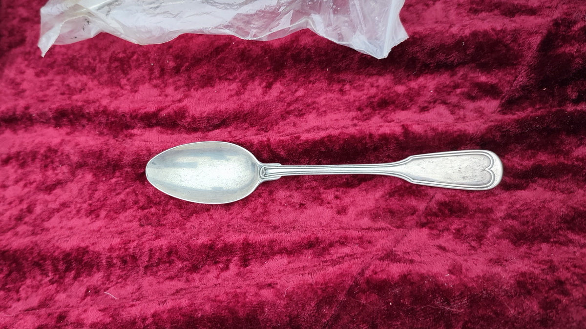 И вижу такую ложку, всей своей формой говорящую, что она ненашенская