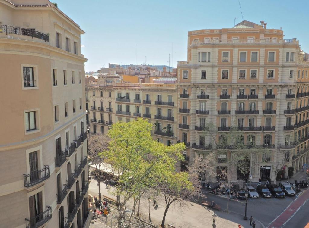 Угловые здания без углов, а с парадным фасадом — одна из важных изюминок проекта