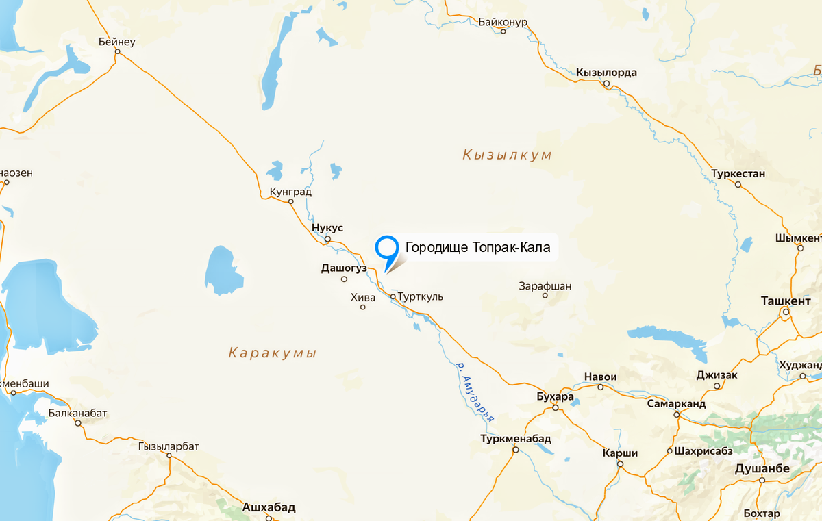 Экспонаты на выставке — результат раскопок на месте древнего буддистского храма Топрак-Кала.