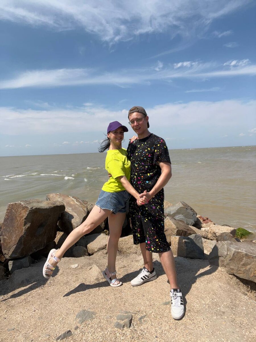 Мы с партнёром снимали красивый контент на берегу моря для нашего совместного творческого проекта.