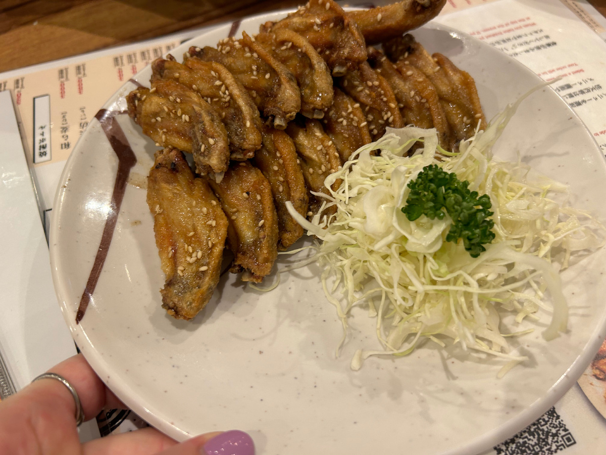 Нагойские куриные крылышки с кунжутом.