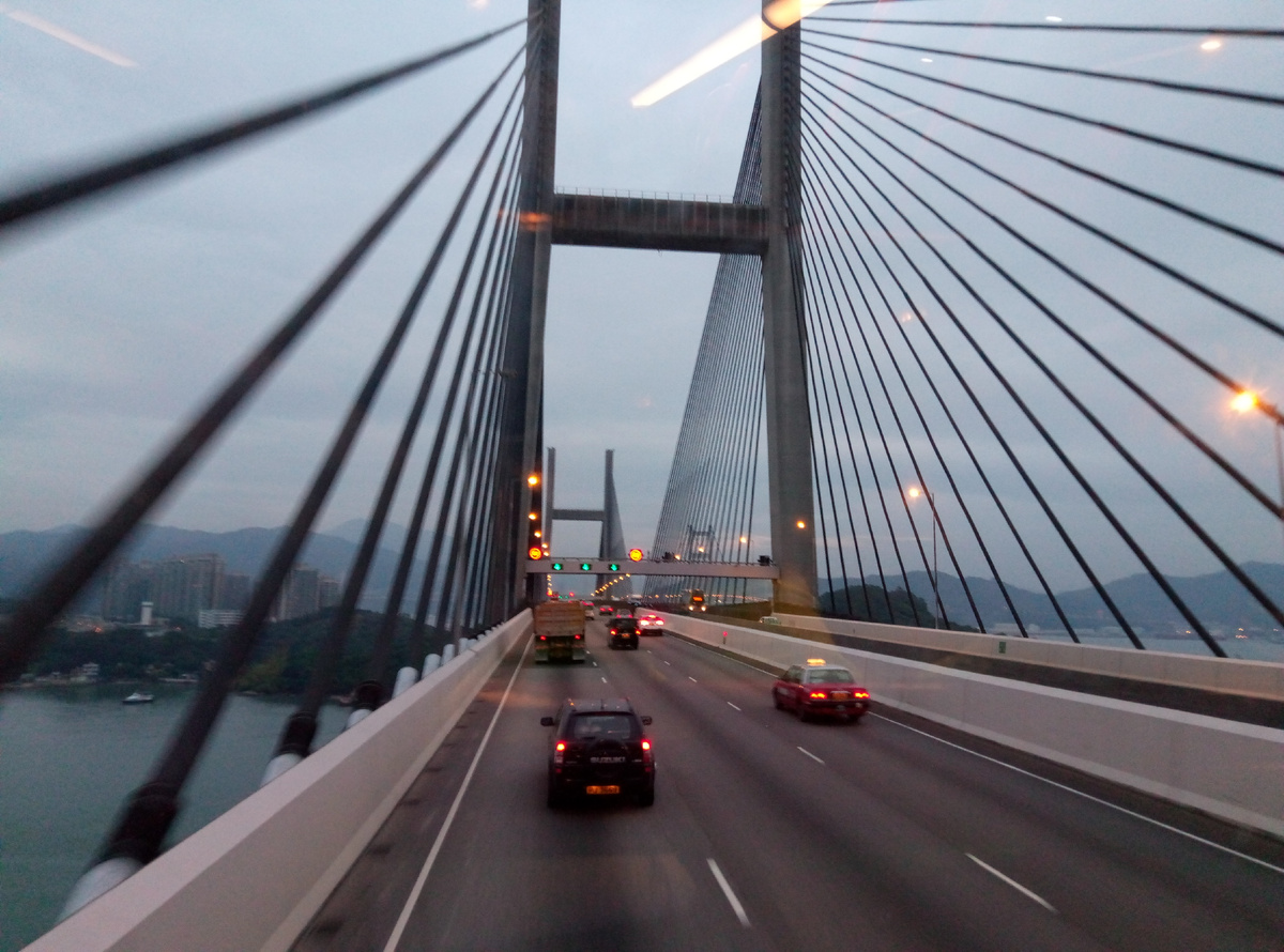 На пути из аэропорта на островную часть Гонконга (вид со 2го этажа автобуса).