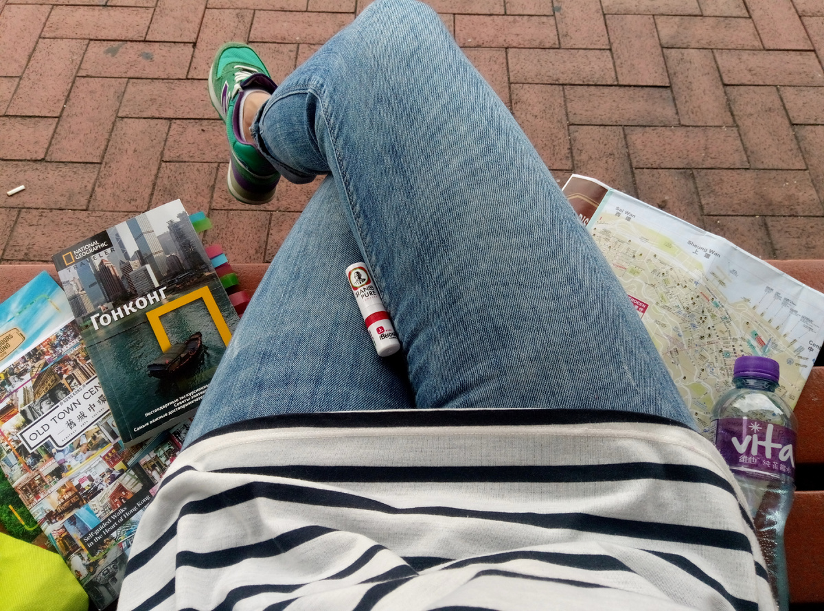 Первое и необходимое - это ориентир на местности. Путеводители и карту взяла в аэропорту на выходе, ещё один от National Geographic был прикуплен и изучен дома, ну и оффлайн карты в телефоне.