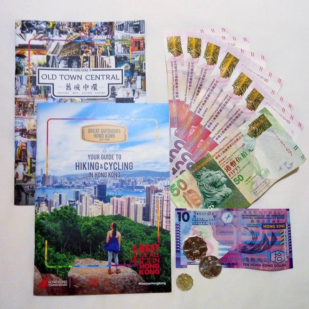 Путеводители по городу и тропам для хайкинга. Местная валюта - гонконгские доллары.