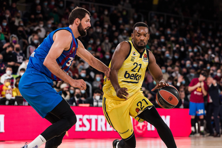    Никола Миротич (слева) и Дешон Пьер / фото: Javier Borrego, Keystone Press Agency, globallookpress.com