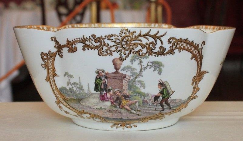 ПОЛОСКАТЕЛЬНИЦА, Мейсен. 1750-е-1760-е. фарфор, роспись полихромная надглазурная, золочение. Размеры: высота-9,4 см., диаметр-20,8 см. Федеральное государственное бюджетное учреждение культуры "Государственный музей-заповедник "Петергоф". Листайте галерею вправо.