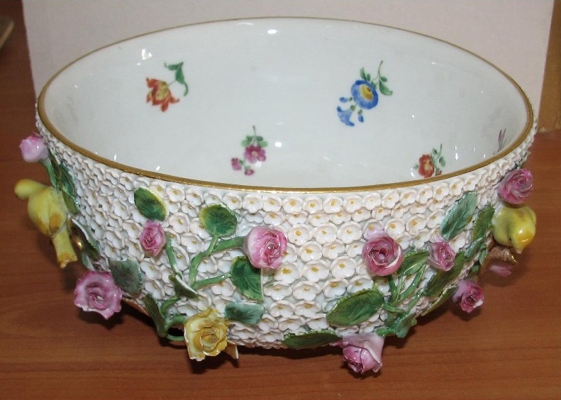 ПОЛОСКАТЕЛЬНИЦА, Мейсен, XVIII-й век. фарфор, роспись полихромная надглазурная, золочение, цировка. Размеры: высота - 9,0 см., диаметр -. 20,3 см. Федеральное государственное бюджетное учреждение культуры "Государственный музей-заповедник "Петергоф"