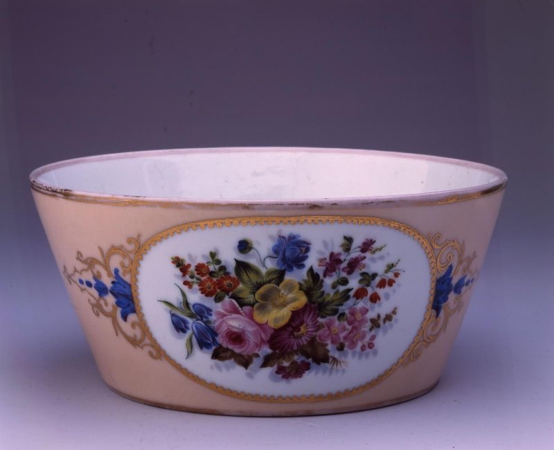 ПОЛОСКАТЕЛЬНИЦА. 1811-1850. Россия. Фарфор, глазурь, роспись надглазурная, позолота.
Размеры:высота-6,5 см.; диаметр-16,0 см. Государственное бюджетное учреждение культуры Краснодарского края "Краснодарский краевой художественный музей имени Ф.А. Коваленко". Листайте галерею вправо.