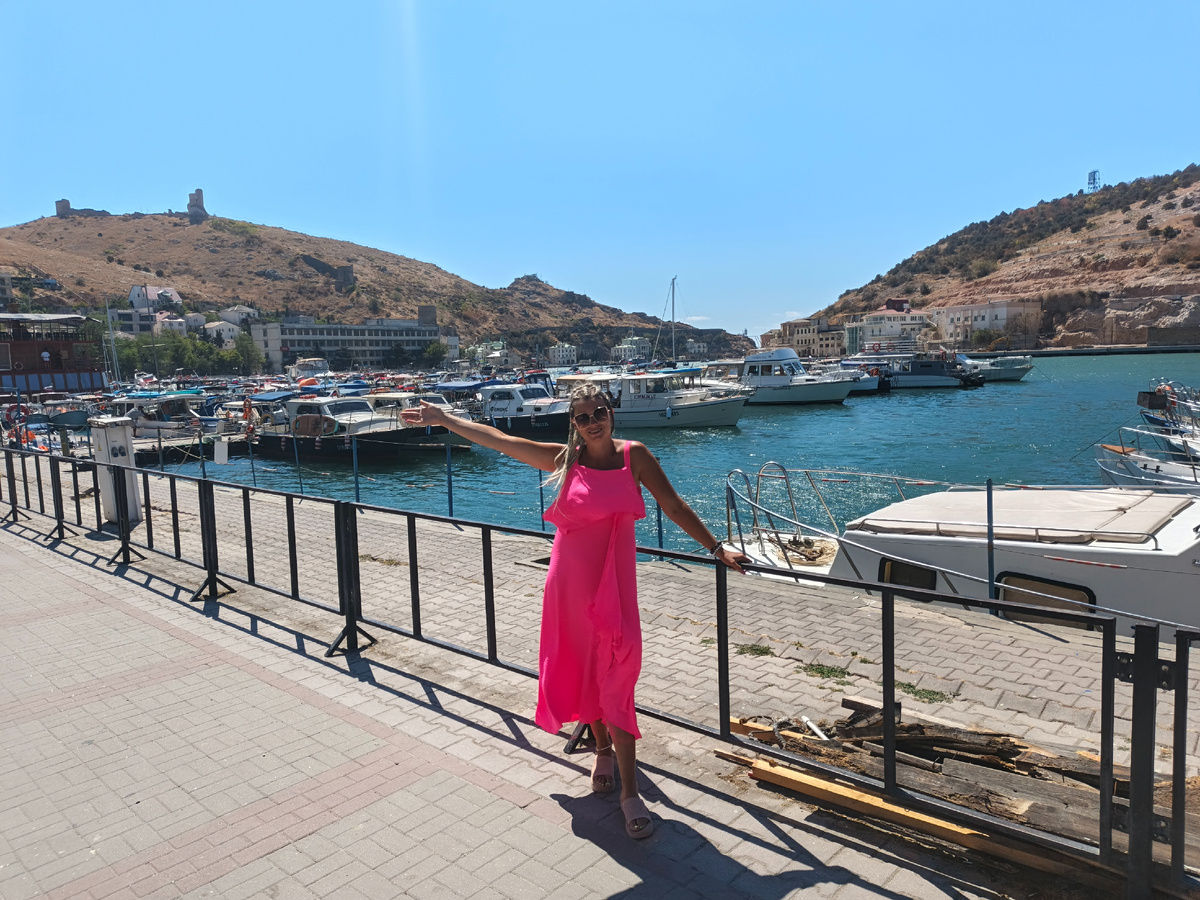 На горе Кастрон видны башни крепости. Все фото автора.