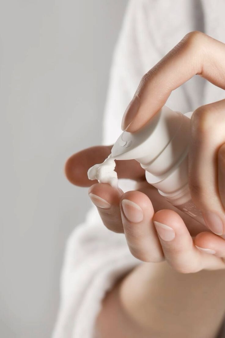 В мире красоты существует множество мифов и заблуждений, которые могут сбивать с толку и мешать делать правильный выбор. Один из самых распространенных — это вера в то, что дорогая косметика обязательно лучше и эффективнее. Но так ли это на самом деле? Сегодня мы разберем этот миф и расскажем, как выбрать действительно подходящие средства для ухода за кожей.

