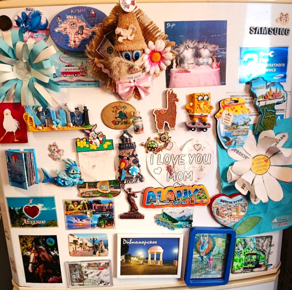 Кому-то срочно нужен второй холодильник. Магнитики уже не помещаются.