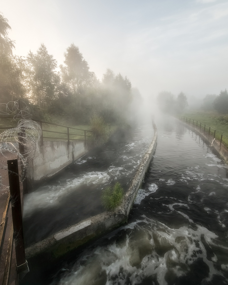 Туман обнимает канал, превращая его в загадочный путь, ведущий неизвестно куда. Всегда интересно, что скрывается за поворотом.