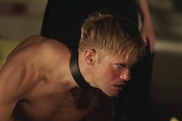 Кадр из фильма «Бескрайний бассейн» (2023)