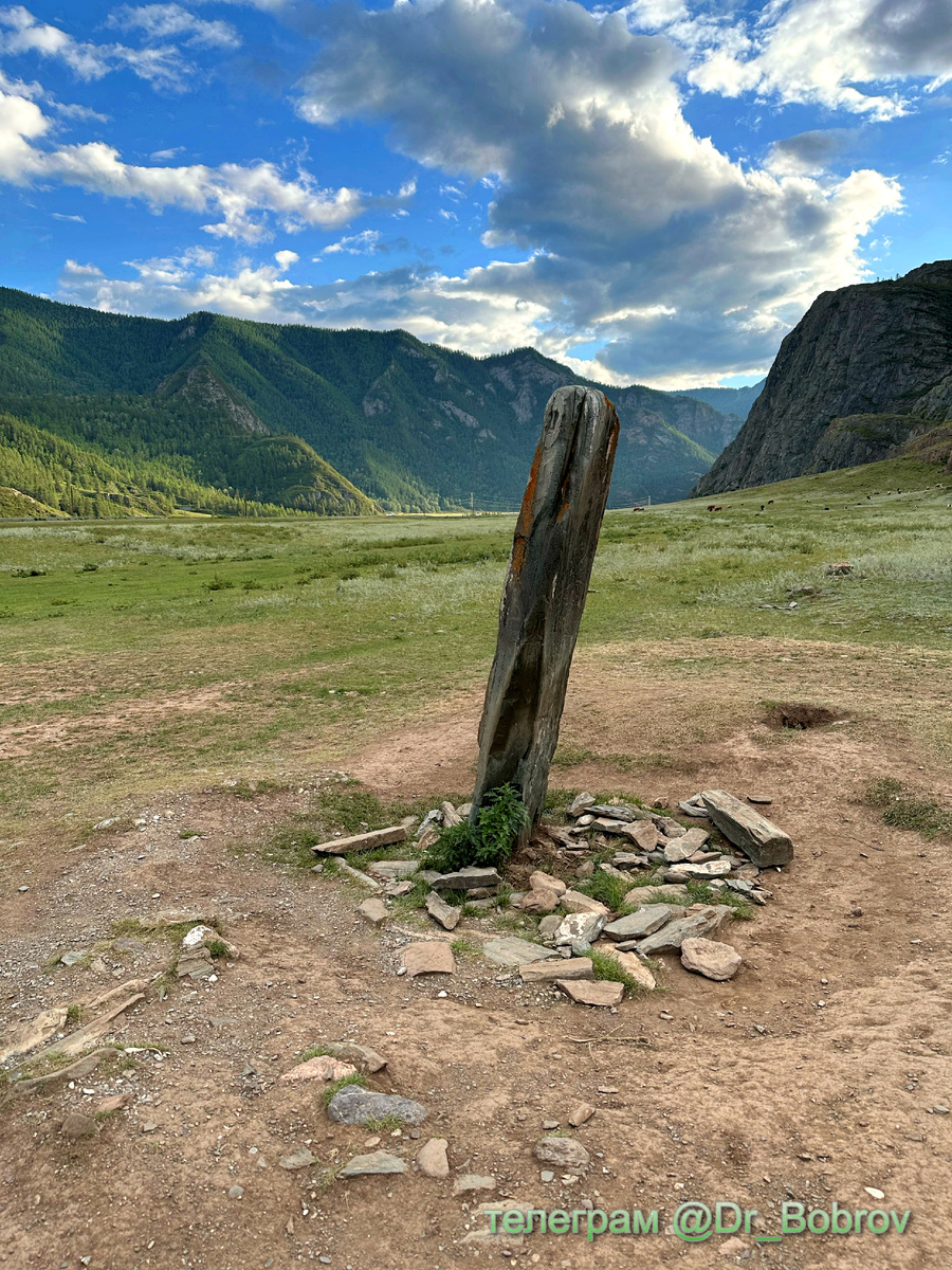 Атмосфера простора и мистики. В центре можно увидеть крупное изображение меча. 