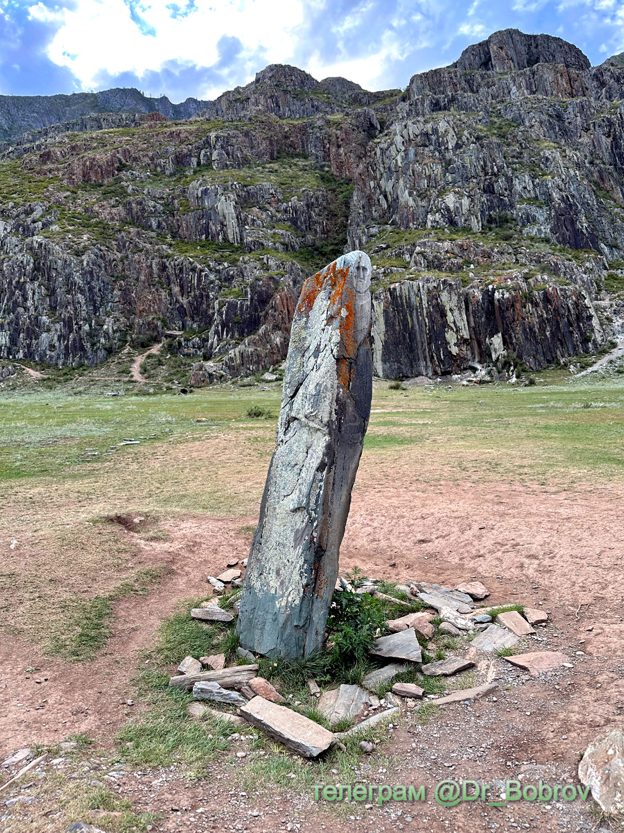 Если посмотреть на Чуйский оленный камень со стороны тракта - хорошо видно лицо воина в верхней части древнего памятника. Петроглифы располагаются прямо за камнем в горной расщелине.