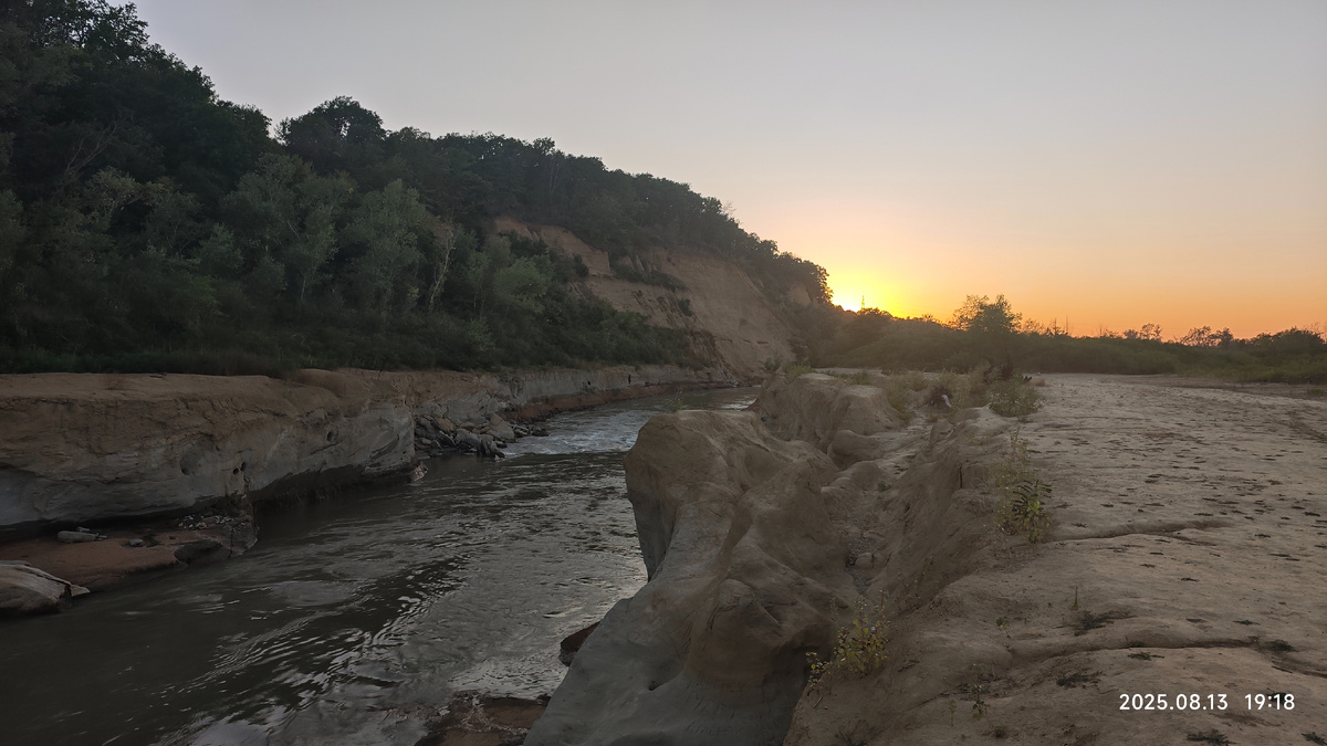 Путь к поселку Каменномостскому пролегал через город Белореченск и давеча (совсем недавно!) в 2021 году на реке Белой рядышком образовался чудесный водопад, потрясший своей роскошностью моё воображение. Всем рекомендую сюда заехать. 