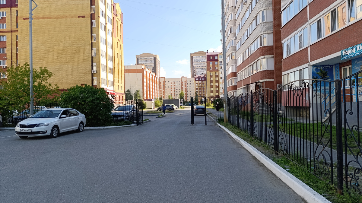 Мой район. Иду домой из парикмахерской через пункт выдачи.