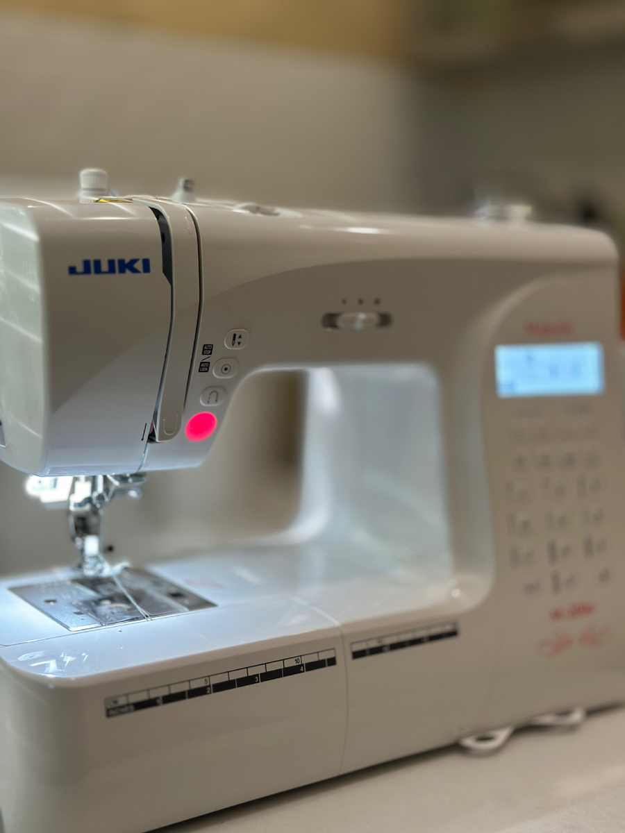 Иногда подклад у верхней одежды может растягиваться и торчать в разных местах из-за нескольких причин.
Это может произойти, если подклад изготовлен из материалов, которые не сочетаются с основной тканью верхней одежды.

Также, неправильное соотношение размеров подклада и основной ткани может привести к растягиванию и несоответствию.

Кроме того, частое стирание и неправильный уход за верхней одеждой также может привести к деформации подклада. Важно следить за инструкциями по уходу, указанными на бирке с информацией о стирке и ухаживать за верхней одеждой согласно этим рекомендациям.