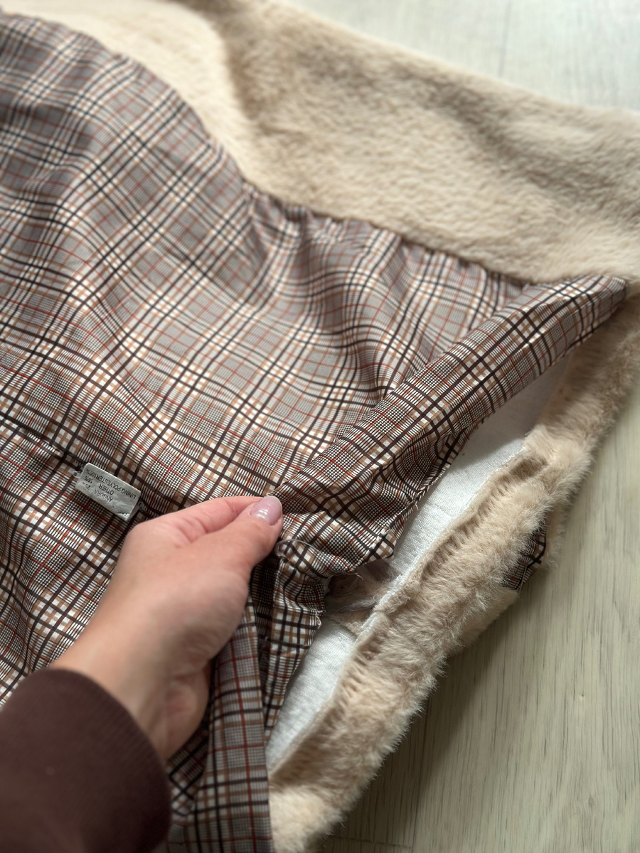 Первый этап работы - аккуратно распарываю низ изделия и убираю лишние нитки, чтобы не мешали в пошиве.