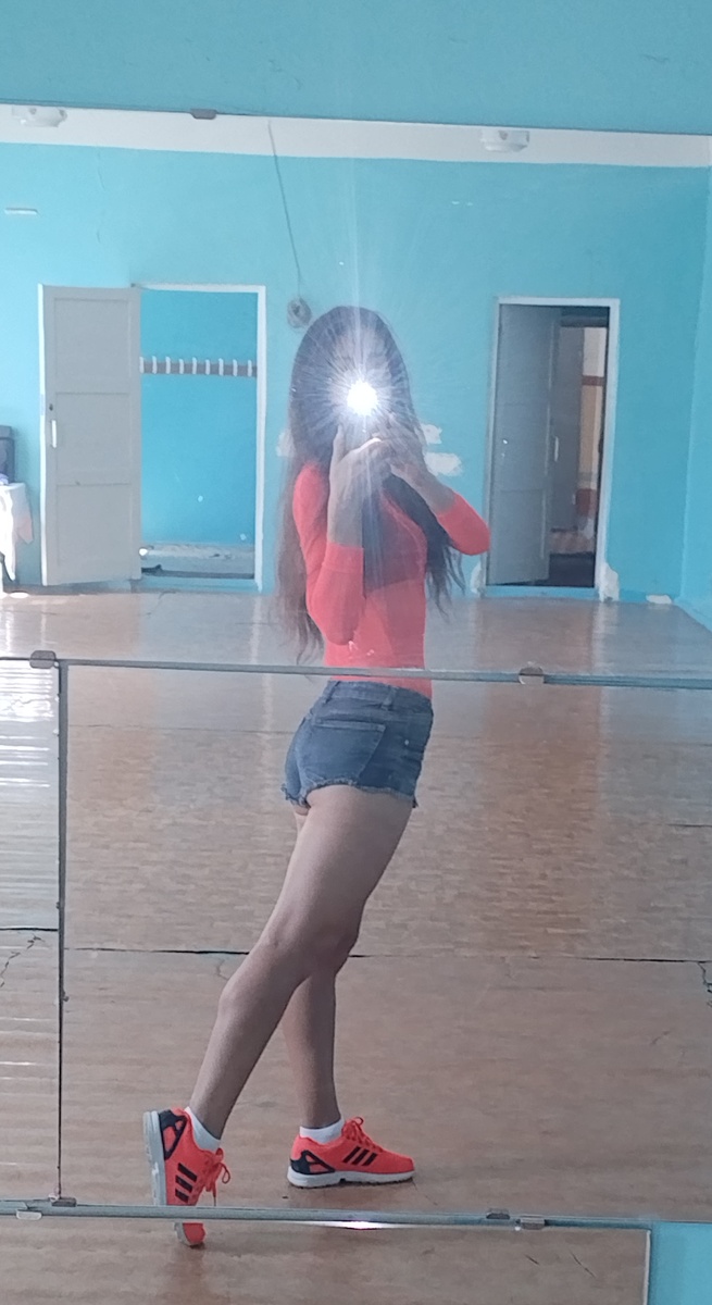 Утро. Репетирую одна в танцевальном зале 