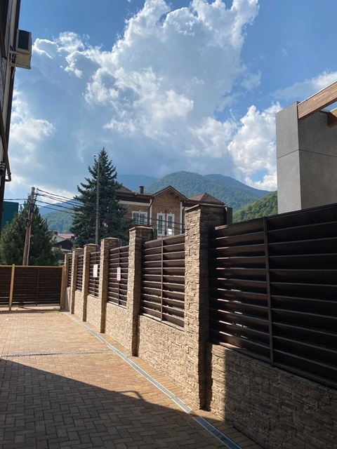 Придомовая территория ухоженная, есть детская площадка, видеонаблюдение, парковочные места, кодированная дверь.