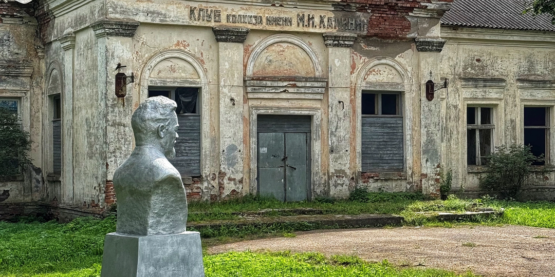 Заброшенный сельский клуб на месте древнего поселения