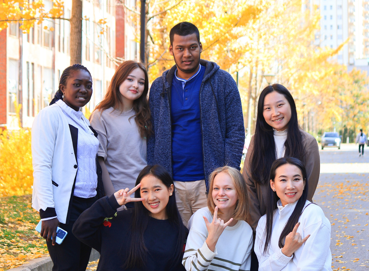 Это я с моими одноклассниками в вузе в Китае. Это, кстати, вся группа. Нас на первм году было очень мало