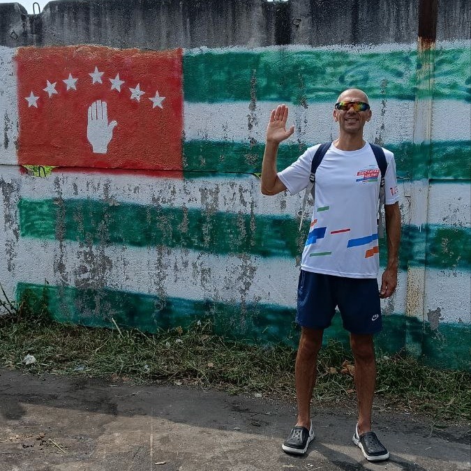 Флаг Абхазии, нарисованный на бетонном заборе у мусорных жбанов в Приморском парке. 