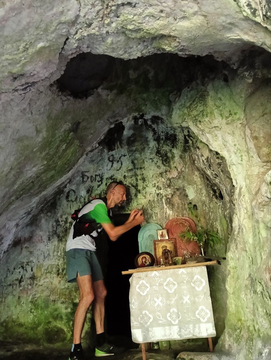 У входа в пещеру. 