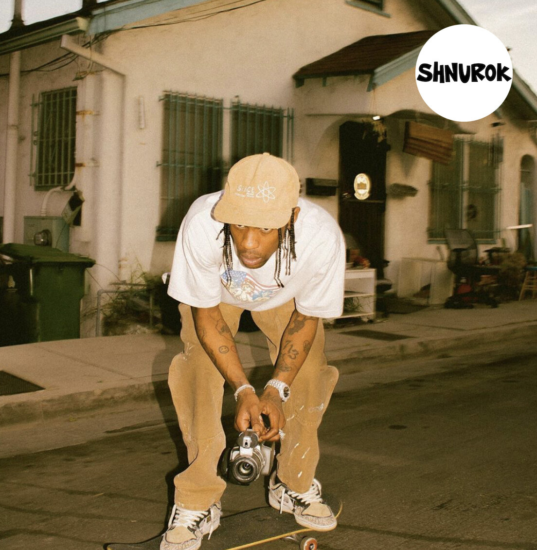 Трэвис Скотт прогревает аудиторию в новой модели Nike Dunk