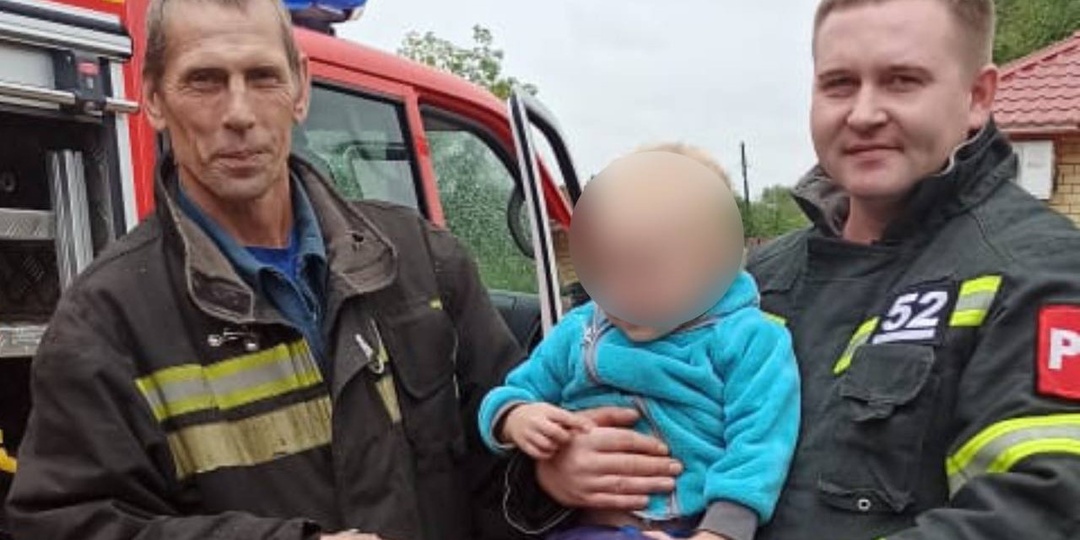 В Спирово сотрудники МЧС спасли заблокированного в машине ребенка