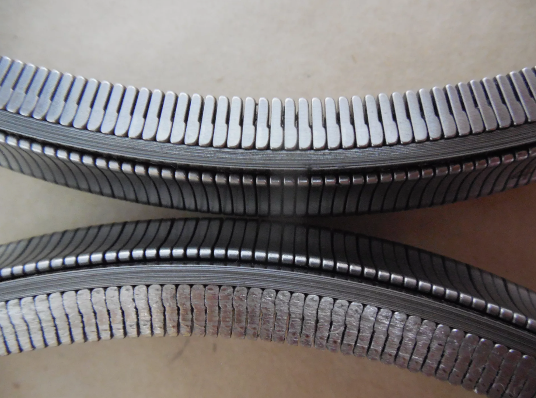 Новый (сверху) и старый (снизу) ремни вариатора. Фотография взята с сервиса Яндекс.Картинки