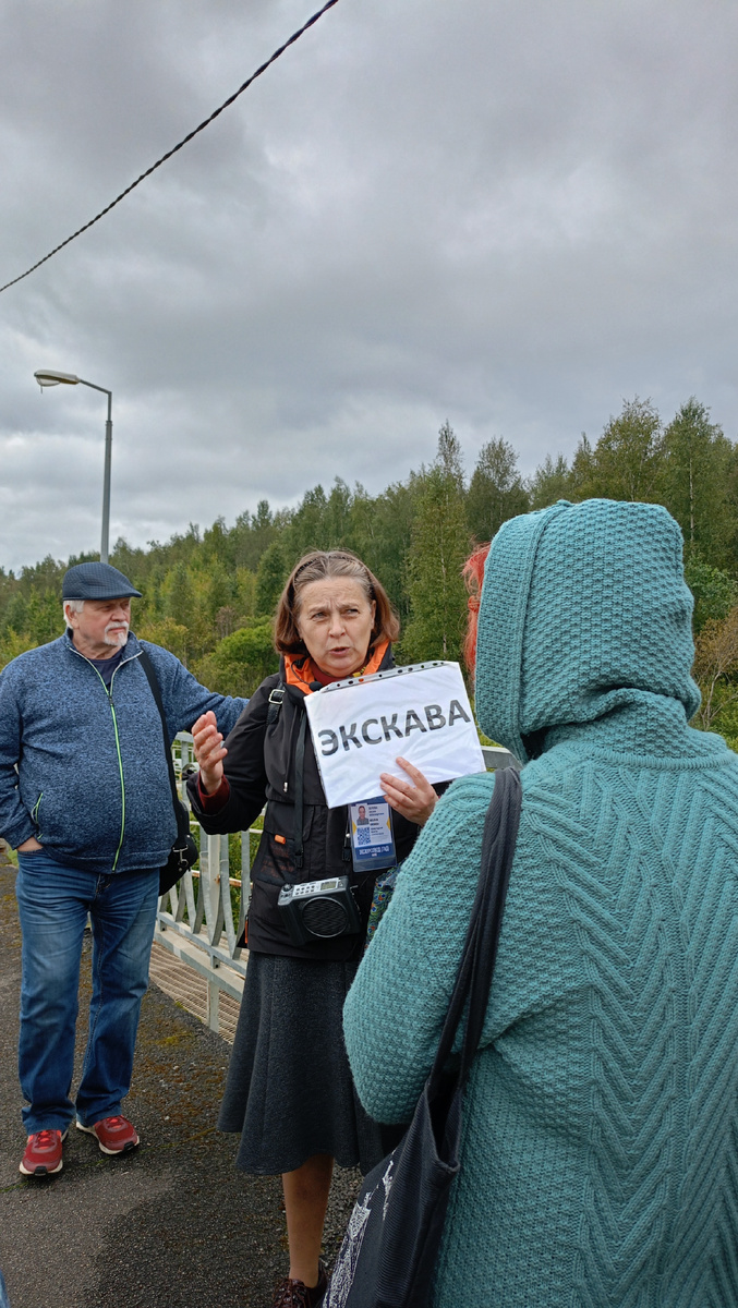 Очень понравилась её забота о нас. Она сказала, что будет большая лужа по пути и у неё припасены для всех бахилы... 
