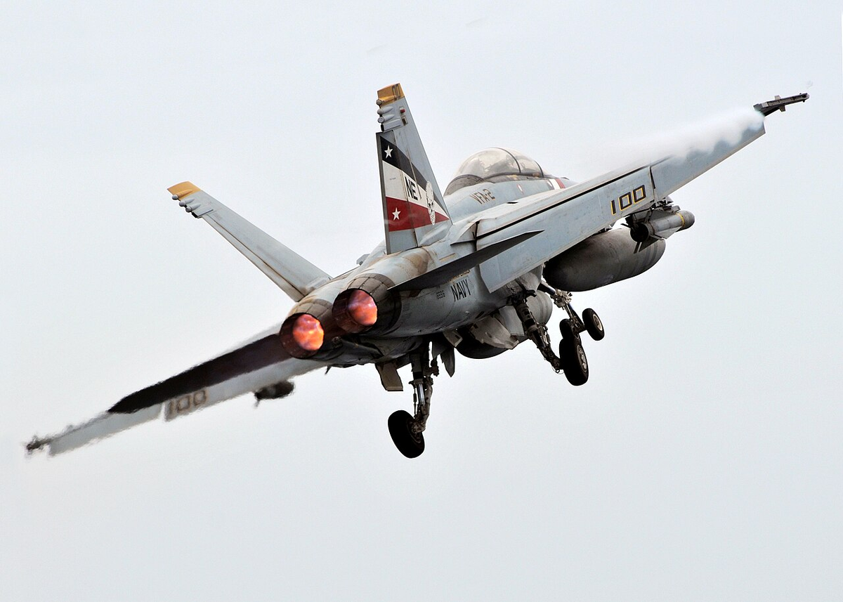 Самолёт Boeing F/A-18E/F Super Hornet взлетающий с авианосца «Авраам Линкольн»