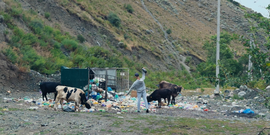 Мусорный советский поселок в горах Кыргызстана. Как так можно жить?