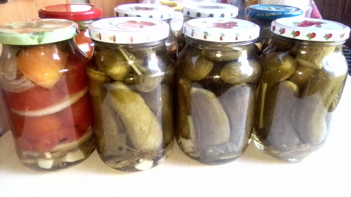 Неликвидные огурцы в банках.
