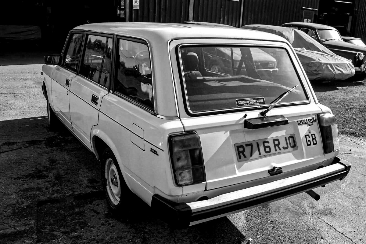 LADA Riva на улицах Великобритании. В 1980-е годы эти простые и надёжные автомобили стали популярным выбором для студентов, таксистов и жителей маленьких городов.