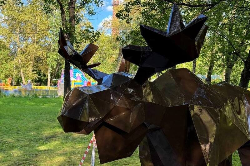    В парке появились три полигональные фигуры - лось, медведь и заяц.