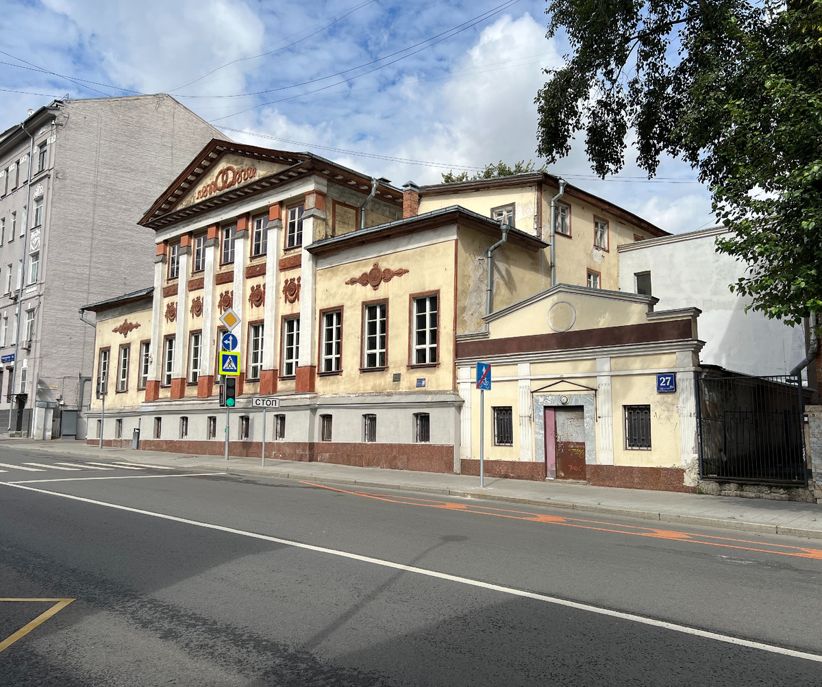 Здание №27с1 на Новой Басманной улице. Официальное название: "Дом Перовских", 2025. Фото моё. Уже после того, как сняли сетку. Но про это подробнее расскажу чуть позже.