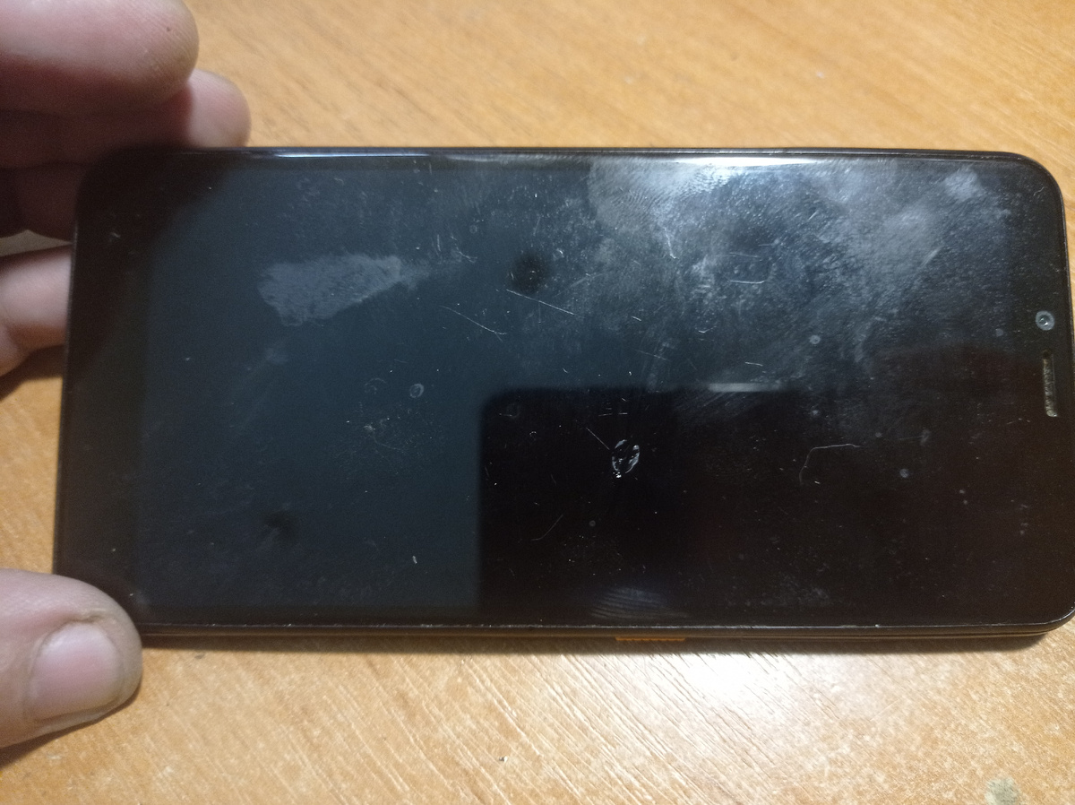 Слегка покоцаный.