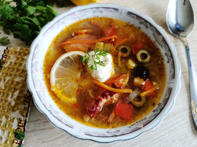 Один ингредиент, а вкус заиграл по-новому: солянка с острой корейской морковью
