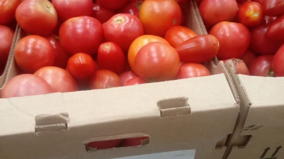 В наш "Светофор" сегодня завезли овощи, фрукты, мясо, рыбу. Цены не растут .